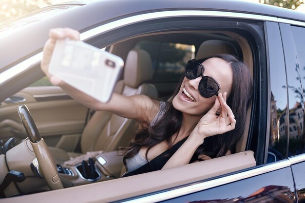 Mujer tomando selfie en smartphone