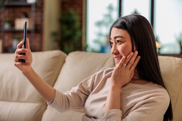 Foto mujer tomando una selfie a través de un teléfono inteligente