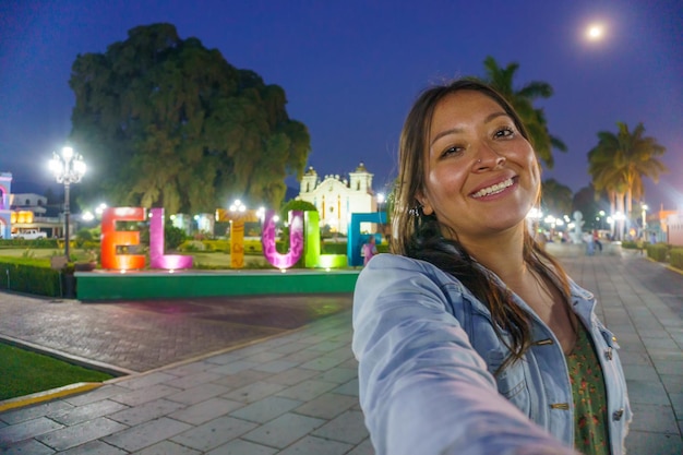 Mujer tomando un selfie en el tule oaxaca mexico