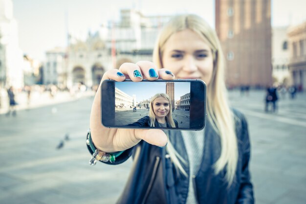 Mujer tomando una selfie