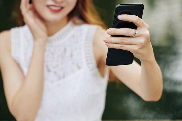 Mujer tomando selfie