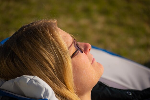 Mujer tomando el sol de la tarde