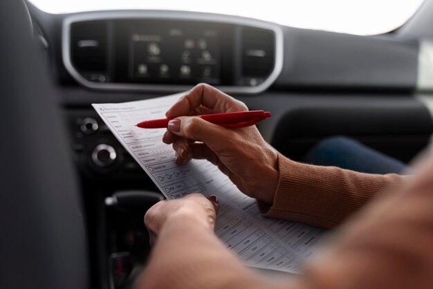 Mujer tomando su prueba de licencia de conducir en vehículo