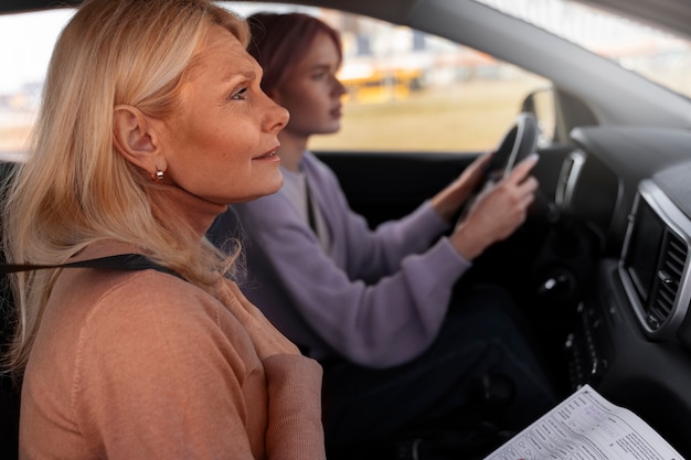 Foto mujer tomando su prueba de licencia de conducir en vehículo