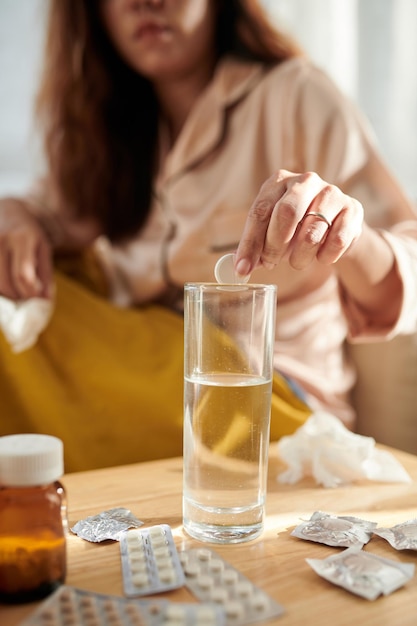 Mujer tomando tableta de aspirina