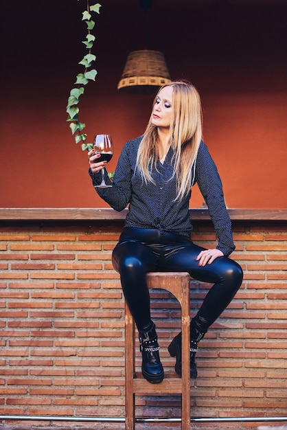 Mujer tomando un vino en una terraza