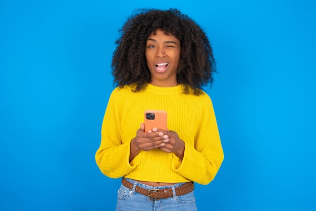 mujer tomándose un selfie celebrando el éxito