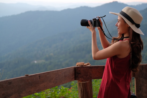 Mujer tomar foto. Viajero viaje turístico en vacaciones. viaje de trabajo