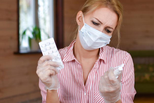 Mujer en tos protectora médica neumonía coronovirus tos fuerte