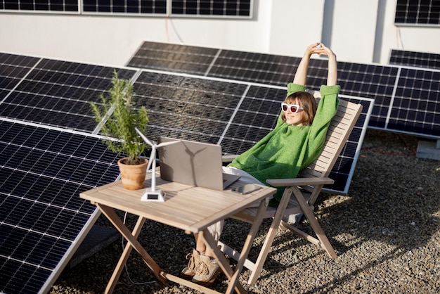 Mujer trabaja en una azotea con una planta de energía solar