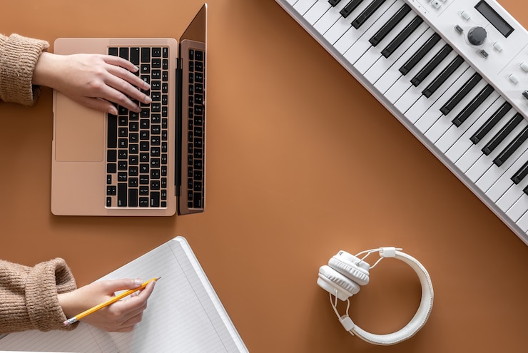 Foto una mujer trabaja en una computadora portátil escribe música crea una canción