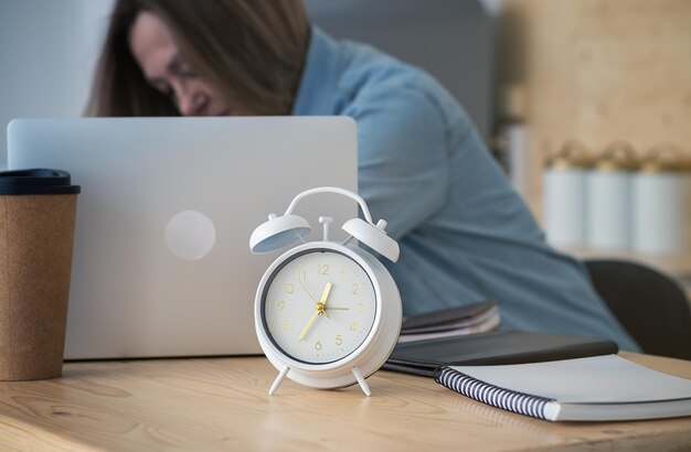 Mujer trabaja en la computadora portátil tarde en la noche Concepto de tiempo de trabajo de reciclaje