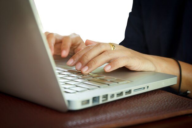 La mujer trabaja en la computadora.