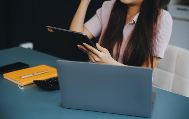 La mujer trabaja en la oficina Concepto de pequeña empresa