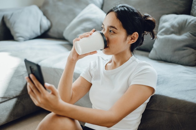 Mujer trabajadora autónoma de negocios que trabaja desde casa con computadora portátil o tableta digital