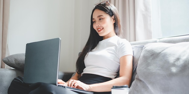 Mujer trabajadora autónoma de negocios que trabaja desde casa con computadora portátil o tableta digital