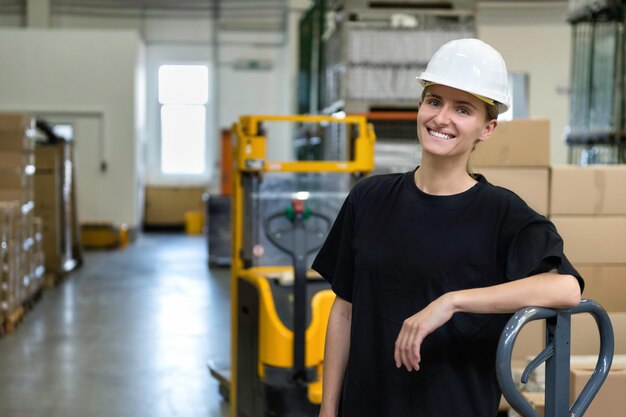 Foto mujer trabajadora industrial