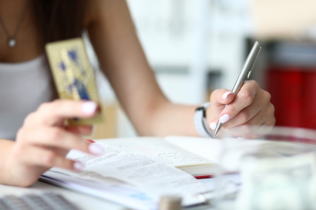 Mujer trabajadora en la oficina