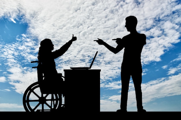 Mujer trabajadora una persona discapacitada en silla de ruedas y el empleador. El concepto de empleo de personas con discapacidad
