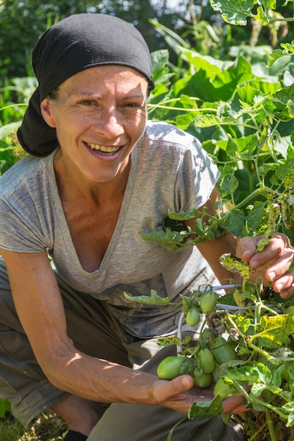 Mujer trabajadora rural en el huerto