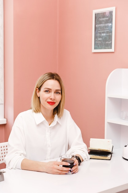 mujer trabajadora de salon de belleza