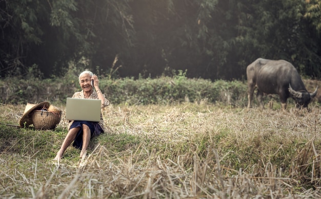 Mujer trabajando al aire libre