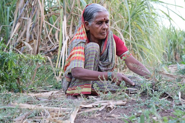 Mujer trabajando en el campo