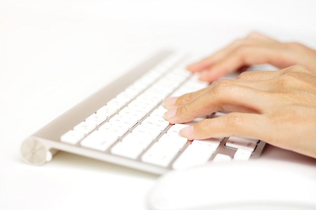 Mujer trabajando en casa con ordenador portátil escribiendo un blog