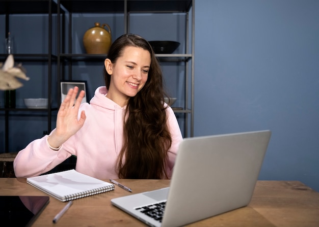 Mujer trabajando desde casa en portátil