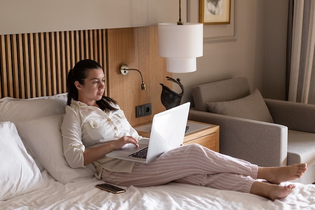 Mujer trabajando desde casa