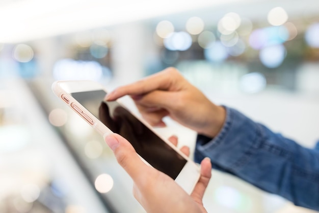 Mujer trabajando en celular