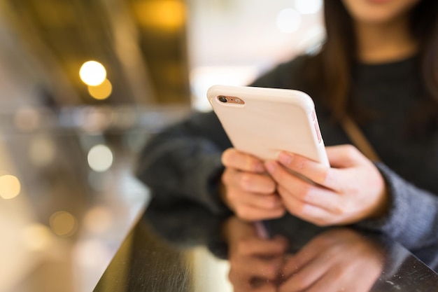 Mujer trabajando en celular