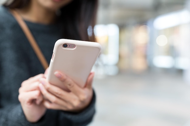 Mujer trabajando en celular