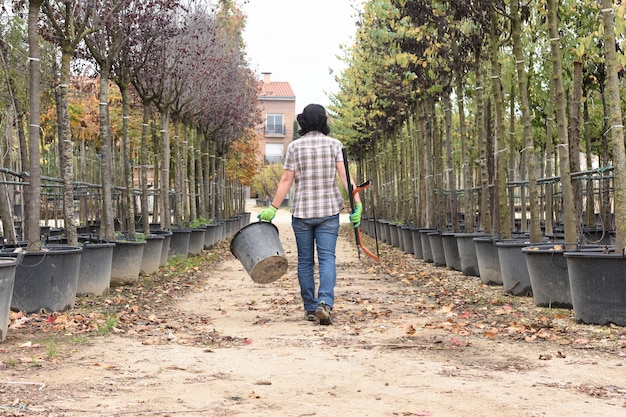 Mujer trabajando en el centro de jardinería.