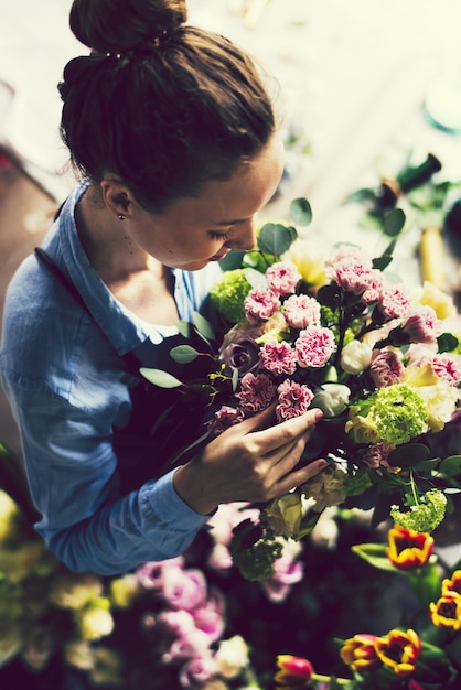 Mujer trabajando como florista.