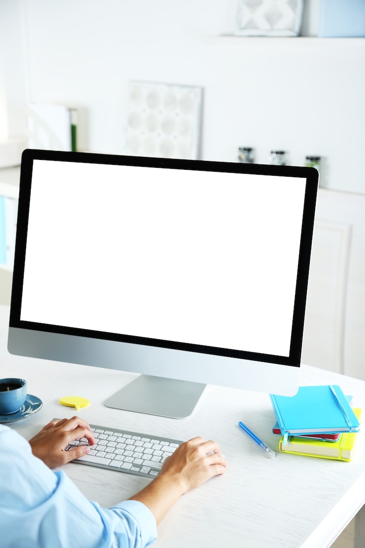 Foto mujer, trabajando, con, computadora, en, oficina