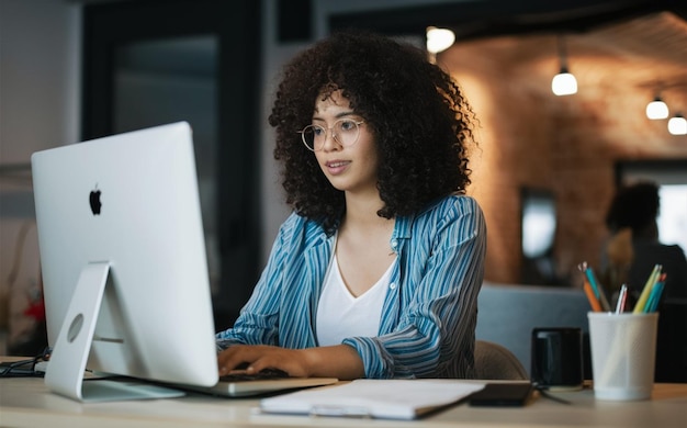 Foto una mujer está trabajando en una computadora portátil con una camisa azul