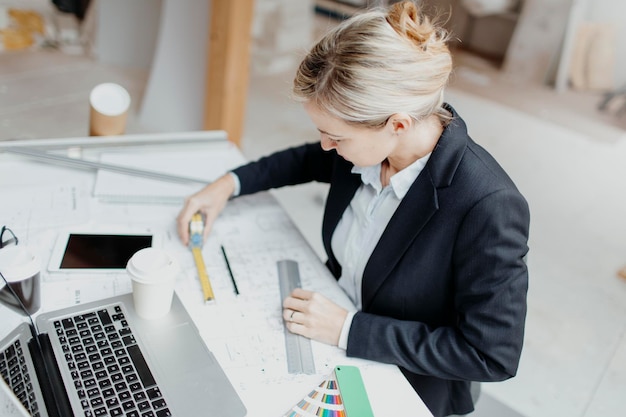 Mujer trabajando en una computadora portátil