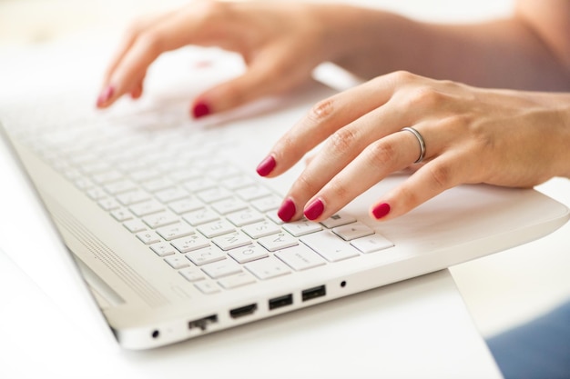 Mujer trabajando en una computadora portátil