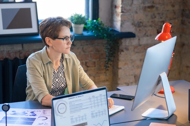 Mujer trabajando en la computadora en su lugar de trabajo