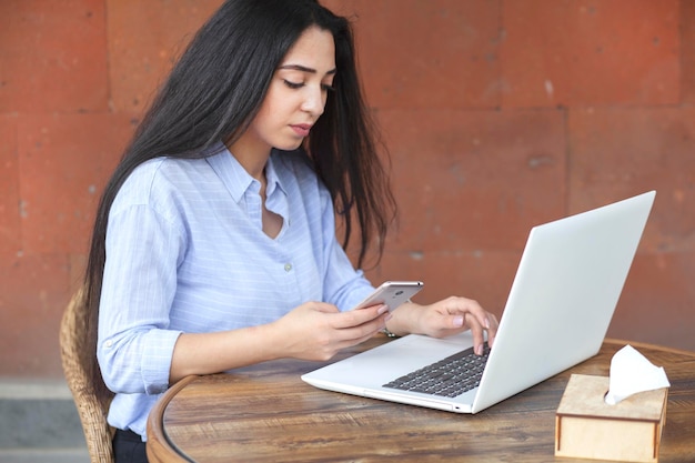 Mujer trabajando computadora y teléfono