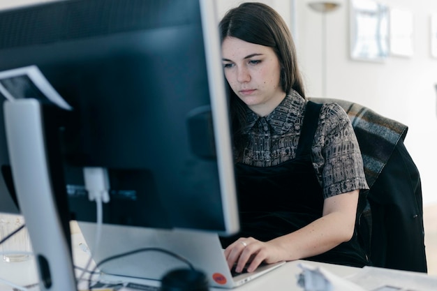 Mujer trabajando con computadora