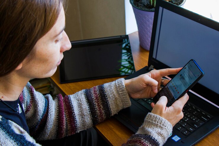 Foto mujer trabajando con un cuaderno en el lugar de trabajo tableta digital teléfono móvil café y plantas