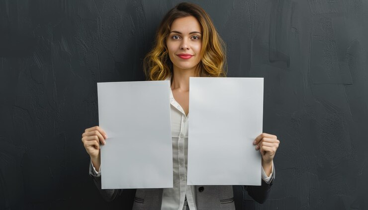 Mujer trabajando con dos lienzos en blanco en el estudio