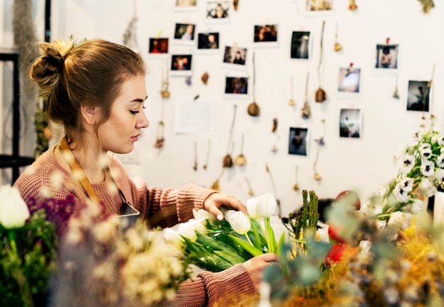 Foto mujer, trabajando, en, un, florería