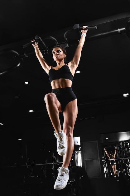 Mujer trabajando en el gimnasio