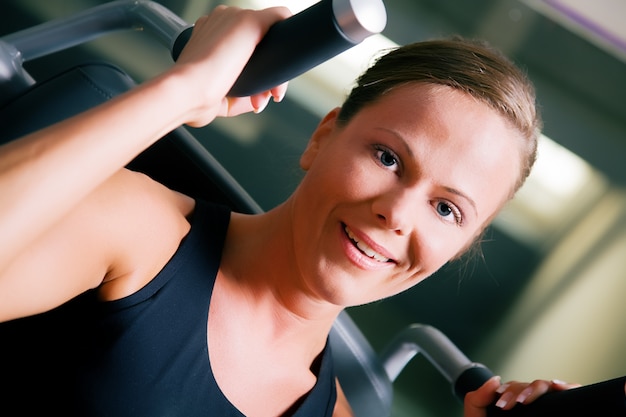 Mujer trabajando en el gimnasio