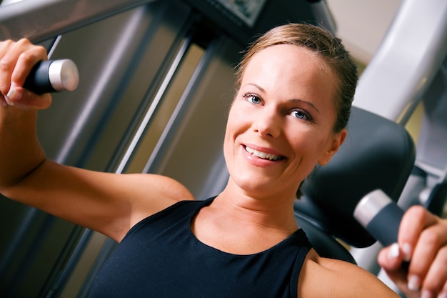 Mujer trabajando en el gimnasio