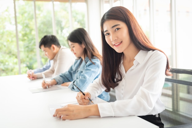 Mujer trabajando con un grupo de jóvenes empresarios.