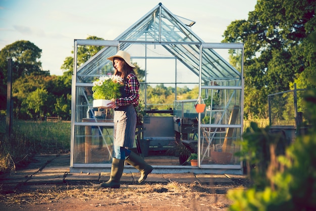 Mujer, trabajando, en, un, invernadero